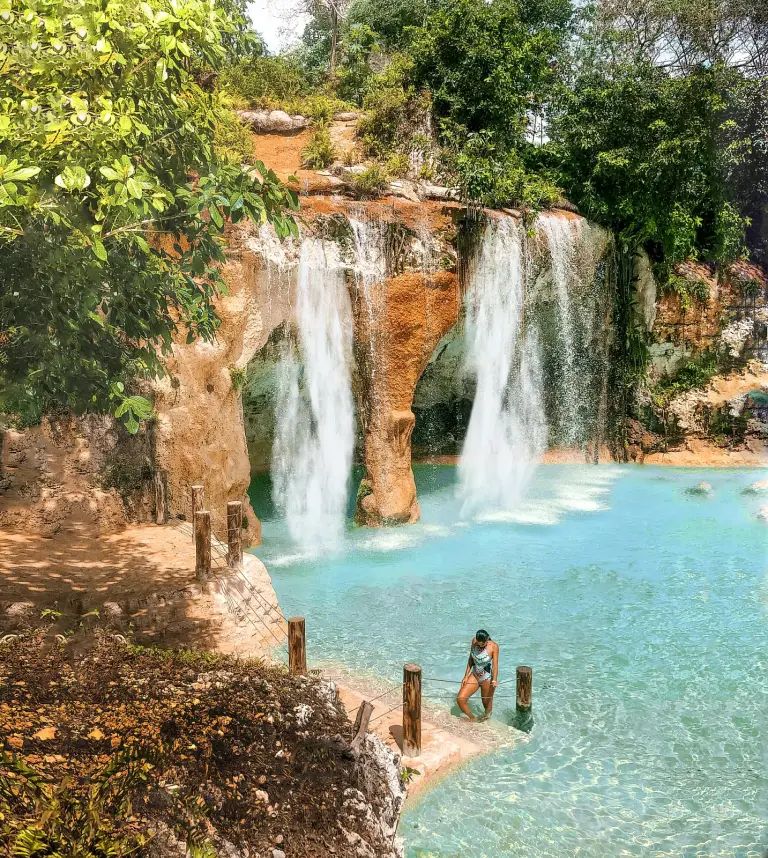 Cascadas de Atabey cayendo sobre una piscina natural turquesa en Scape Park