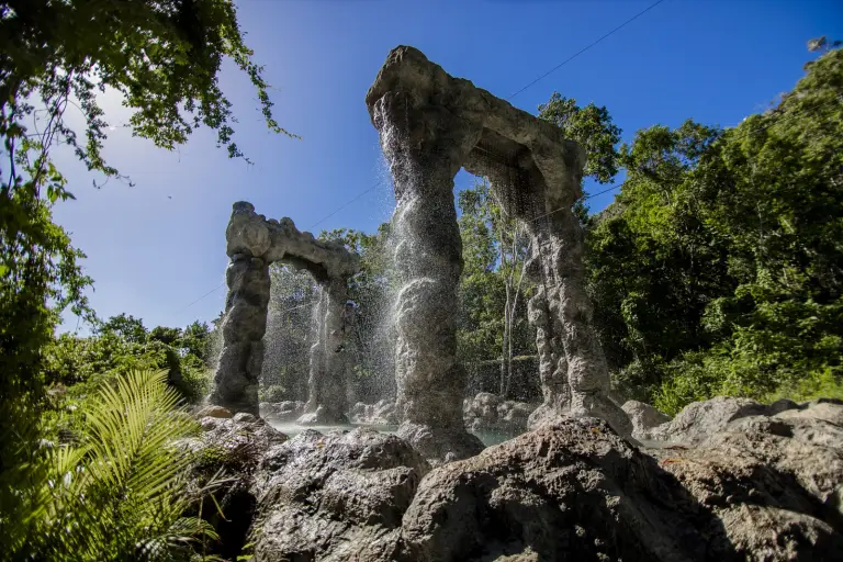 Formaciones rocosas de piedra caliza recortadas contra el cielo azul en Scape Park