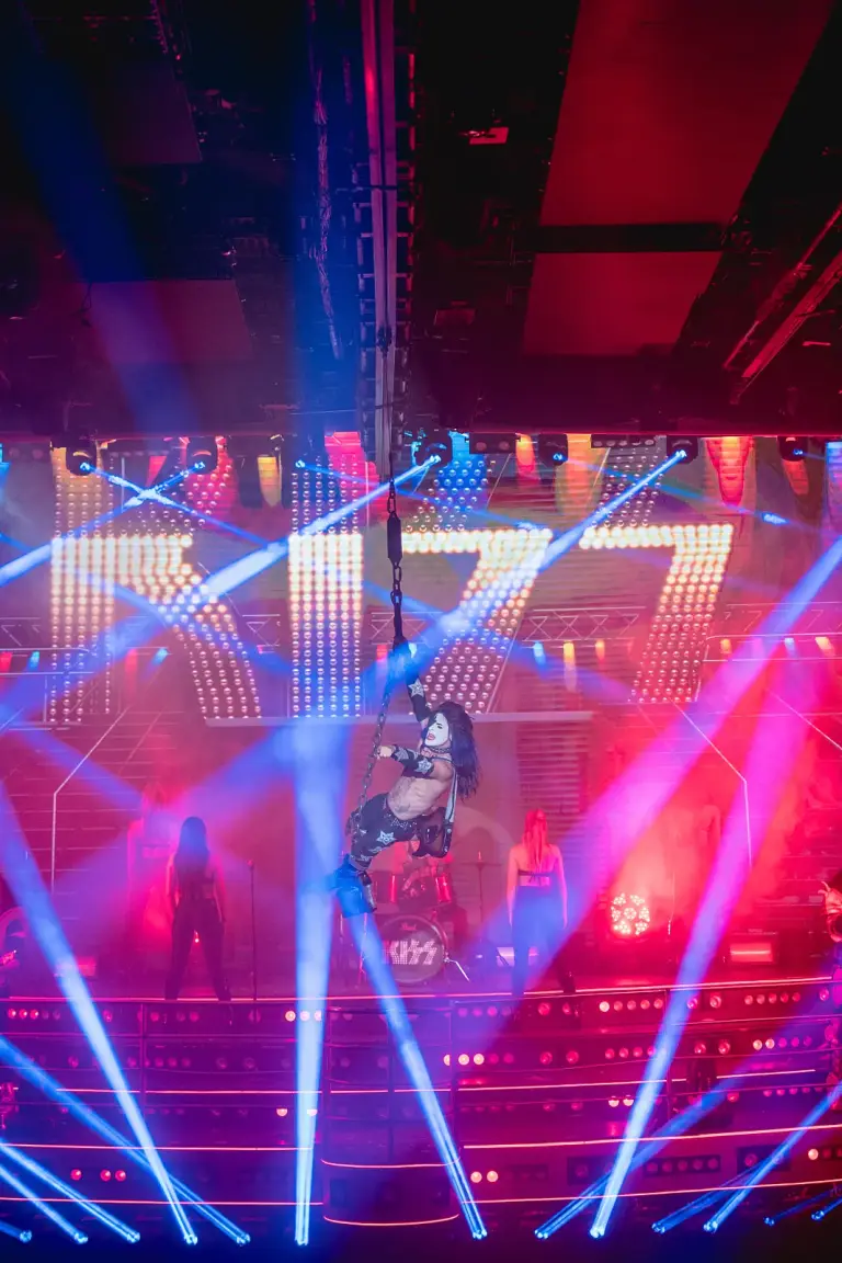 Número temático de rock sobre el escenario iluminado