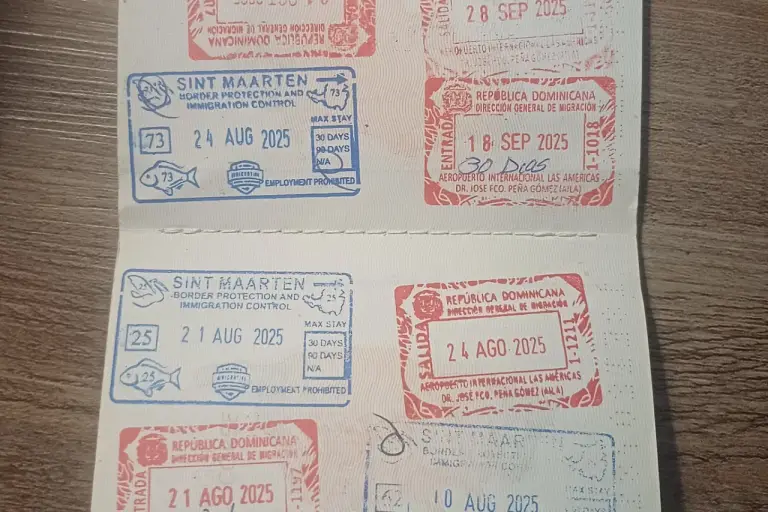 Pasaporte abierto con los sellos de entrada y salida de la República Dominicana y de Sint Maarten