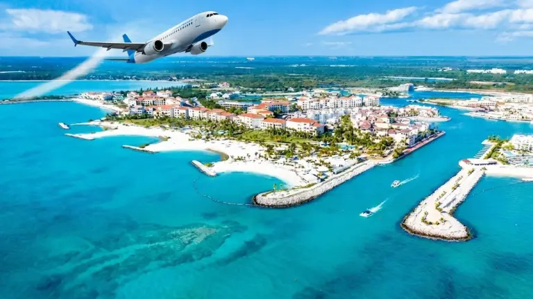 Avión sobrevolando la costa turquesa y la marina de la República Dominicana